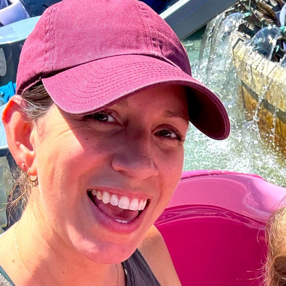 Meet your Posher, Hollie - Picture 1 of 1